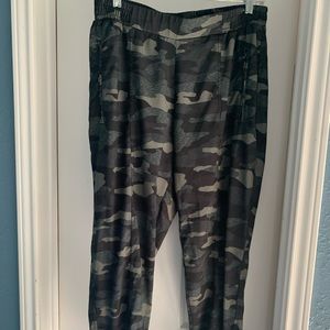 Old Navy Camo Joggers size L